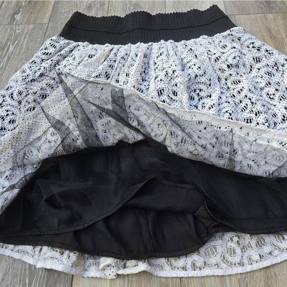 HD In Paris skirt white lace layered, black band at waist hidden back zipper L - Picture 3 of 12